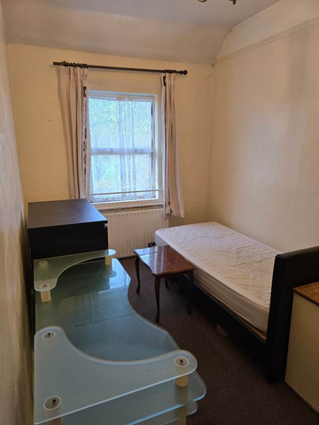 1 bedroom in a flat share to rent - Photo 5