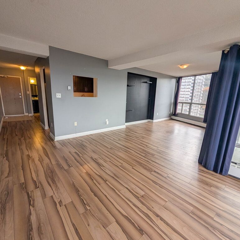 **ALL INCLUSIVE** Beautiful 2 Bedroom Condo in Hamilton!! - Photo 1