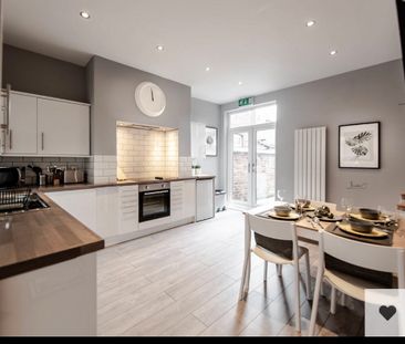 Spacious Rooms - Great Location - Photo 2