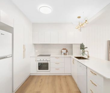 SPARKLING COASTAL TOWNHOUSE WITH CHÍC RENOVATED INTERIOR CONTACT JU... - Photo 1