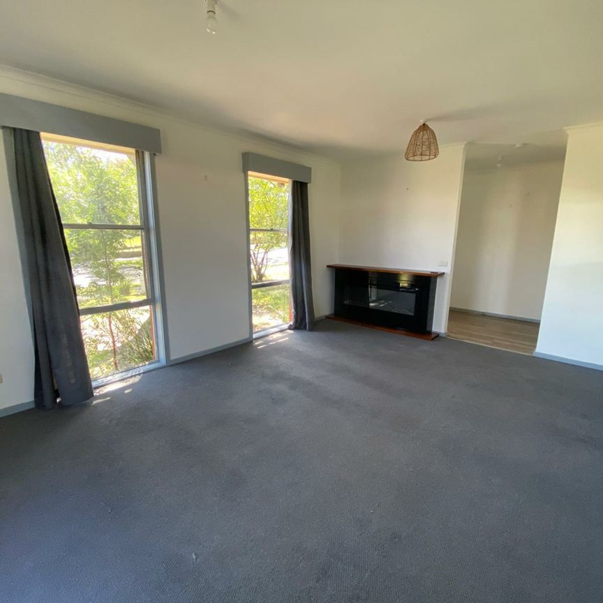 16 Village Drive, Hampton Park VIC - Photo 1