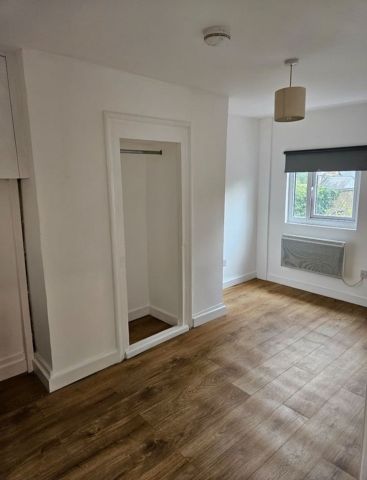 2 Bed Flat, Roehampton High Street, SW15 - Photo 2