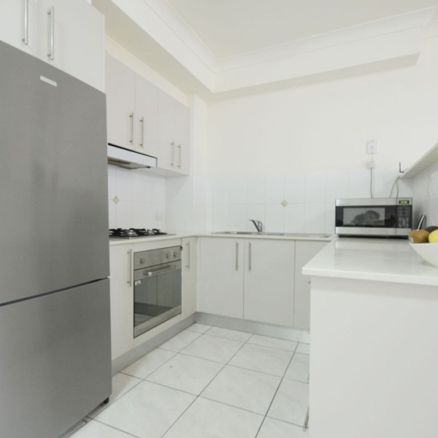 Fantastic Villa Style 2 Bed Security Unit in Ultra Handy Location&excl; - Photo 1