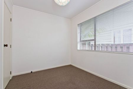 Sunny, spacious 3-bedroom unit with lock-up garage - Photo 4