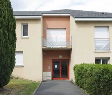 Appartement duplex de type 4, comprenant au rdc, une cuisine et un salon et à l'étage 3 chambres et une salle de bain. - Photo 2