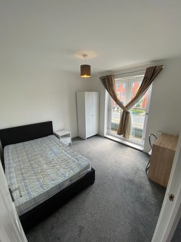 6 Bed Semi-Detached House, Slade Baker Way, BS16 - Photo 2