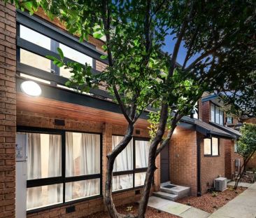 Townhouse in a rare quiet pocket of Richmond! - Photo 3