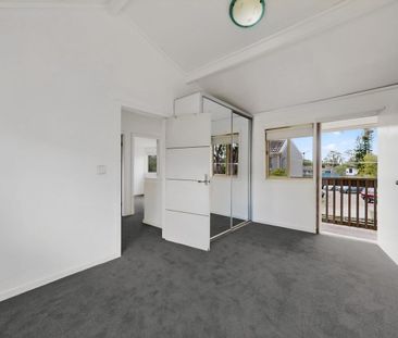 THREE BEDROOM HOUSE WITH SPACIOUS BACKYARD - Photo 3