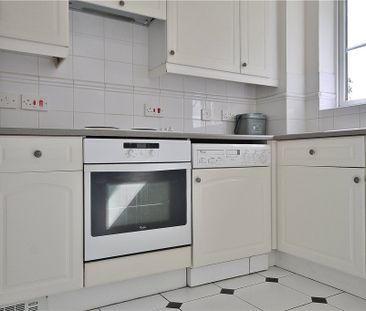 Ashdown Close, Woking, Surrey, GU22 7PG - Photo 4