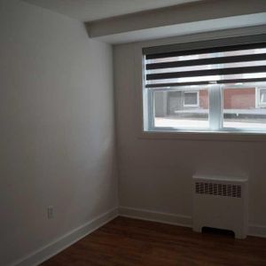 GRAND 4 1/2 A LOUER DANS LE QUARTIER MONTCALM (coin Monk et Chemin Sainte-Foy). - Photo 2