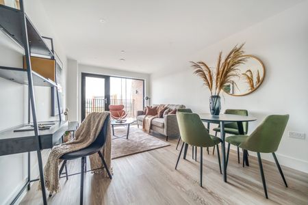 Flat to rent - Whiffens Avenue, Chatham, ME4 - Photo 3