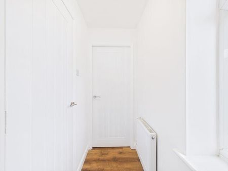 4 bedroom semi-detached house to rent - Photo 4