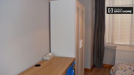 Room for rent in 4-bedroom apartment in Glasnevin, Dublin - Photo 5