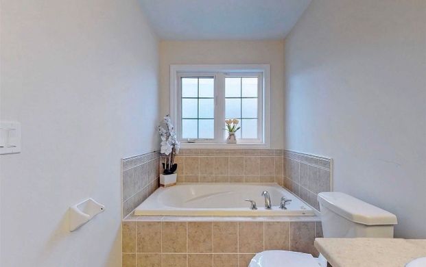 For Lease - 625 Sweetwater Crescent, Newmarket, Ontario - Photo 1