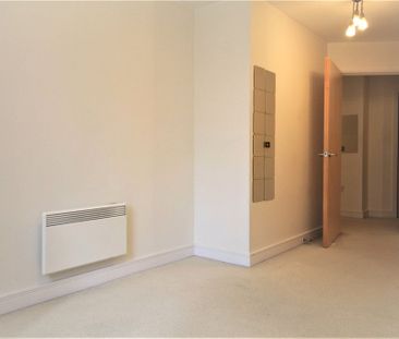 Chertsey Road, Woking, GU21 5BL - Photo 5