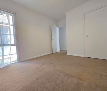 STREET FRONT 3 BEDROOM BEACHSIDE VILLA - Photo 6