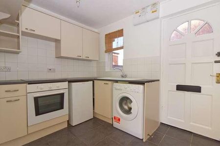 Stony Stratford - Bedroom Maisonette With Garden, Set Just Off High Street, MK11 - Photo 3