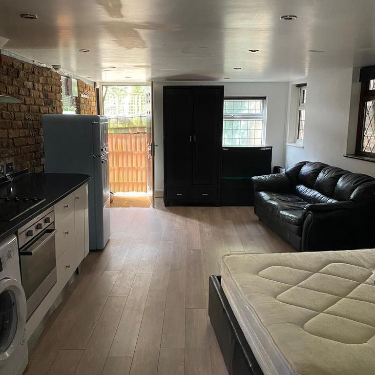 Studio to rent - Photo 1