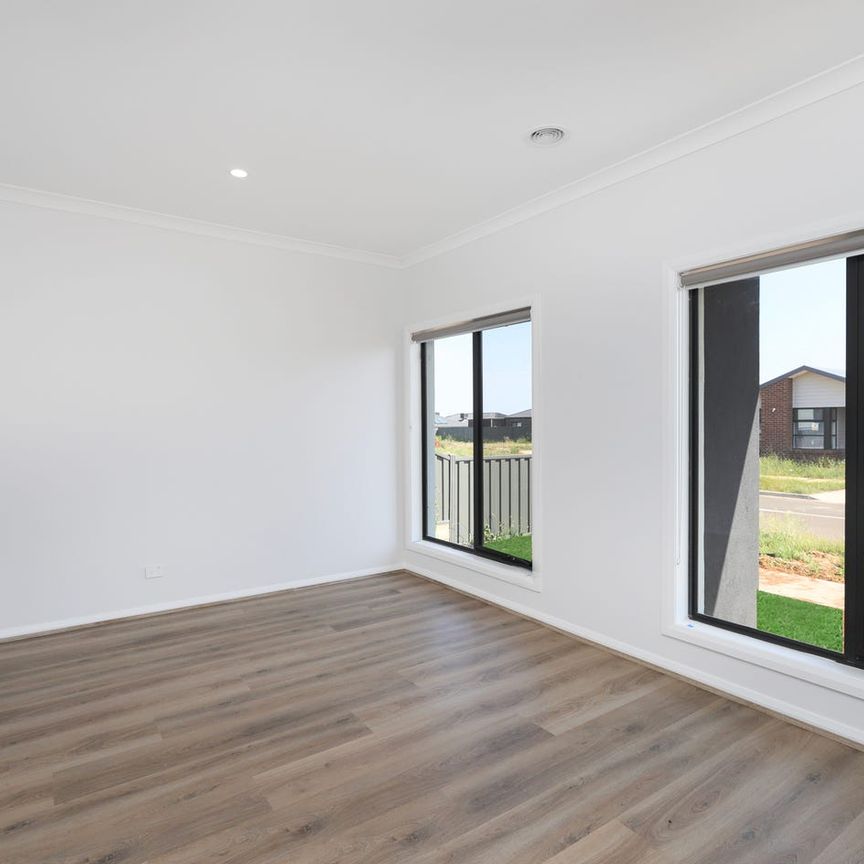 Modern Family Living in the Heart of Cobblebank - Photo 1