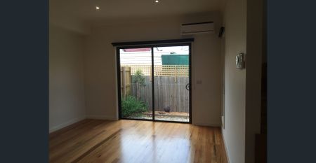 Upmarket Townhouse! - Photo 2