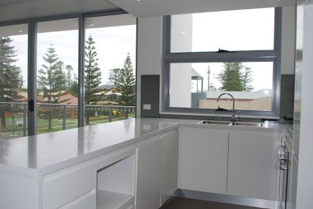 Stunning executive-style, two-bedroom apartment - Photo 2