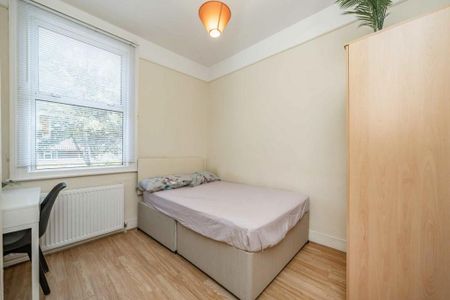 4 bedroom semi-detached house to rent - Photo 4