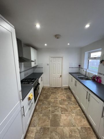 3 bedroom terraced house to rent - Photo 4