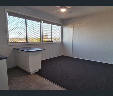 Central One Bedroom Apartment - Water Included! - Photo 2