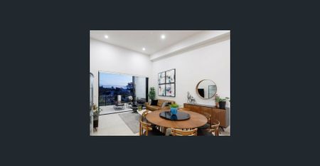 Perfectly executive residence with bbq, pool, function room and gym onsite - Photo 2