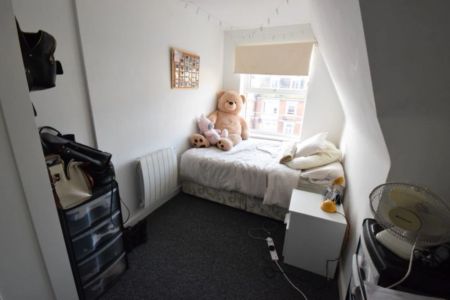 To Rent Holdenhurst Road, Lansdowne, Bournemouth, BH8 £1,170 pcm Tenancy Info - Photo 5