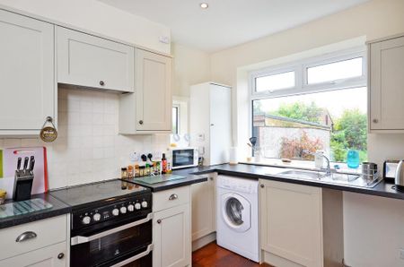 4 bedroom semi-detached house to rent - Photo 5