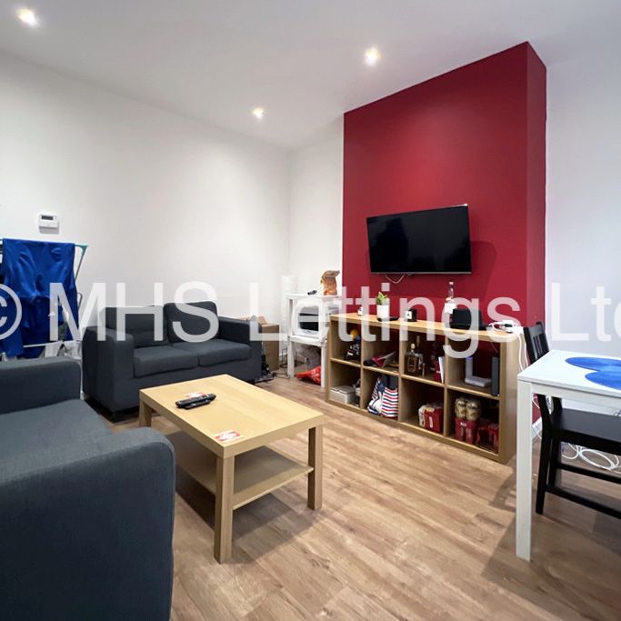 2 Bedroom Mid Terraced House for rent in Meadow View - Photo 1