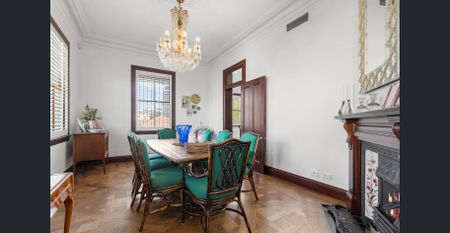 Prestigious Three-Level Terrace Opposite Victoria Park - Photo 3