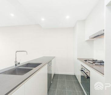 Modern 2 bedroom apartment close to amenities for lease - Photo 2