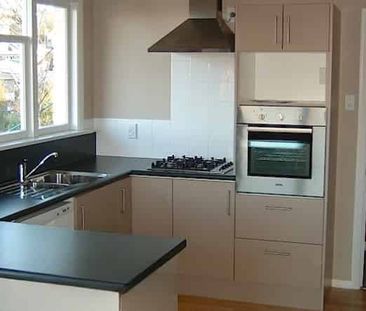 Tidy Three Bedroom - Photo 2