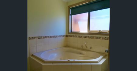 Waves beckon from across the road - Photo 5