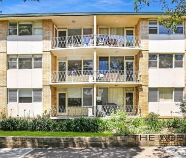 Tastefully Renovated, Sun Kissed And Private Apartment In A Leafy S... - Photo 5