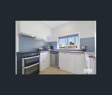 Central Three Bedroom Home - Photo 3