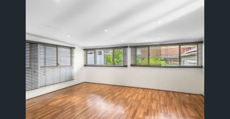 SPACIOUS FOUR BEDROOM HOME IN PRIME LOCATION ! - Photo 3