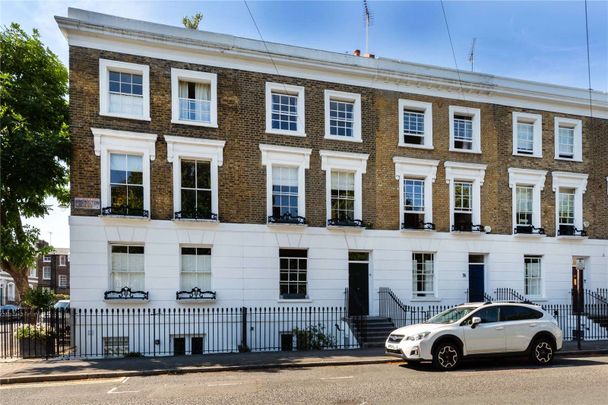 Superb three bedroom family home overlooking a popular garden square and conveniently located within a short walk to Upper Street and Angel Station. - Photo 1