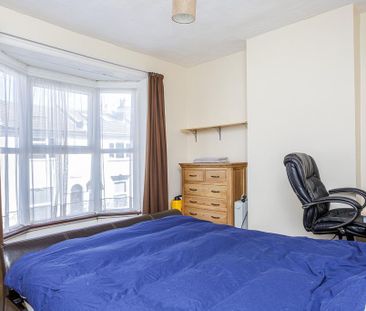 4 bedroom terraced house to rent - Photo 5