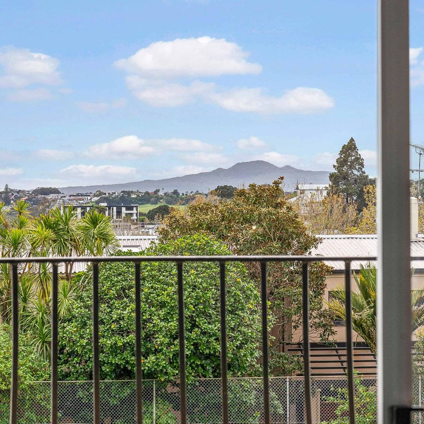 Elevated, quiet and central Remuera - Photo 1