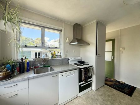 Solid three-bedroom in Spotswood - Photo 3
