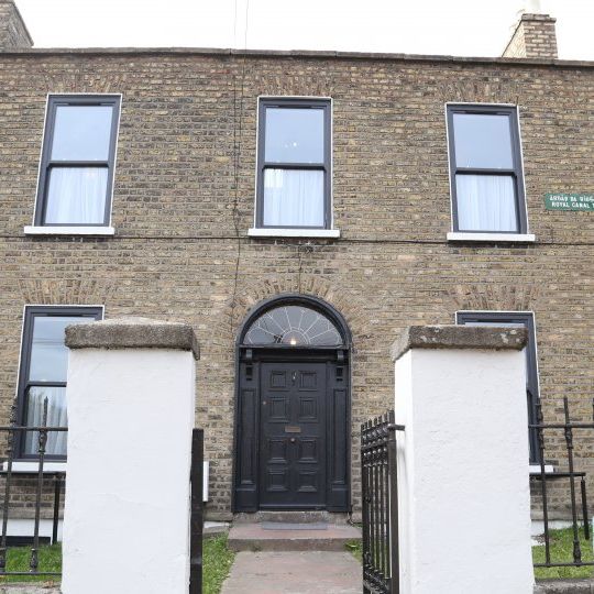 Cheerful room to rent in 9-bedroom house in Stoneybatter - Photo 1