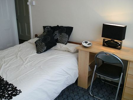 4 Bedroomed Student House - Photo 3