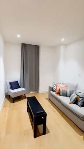 2 Bedroom 2 Bathroom Flat804 - Photo 2