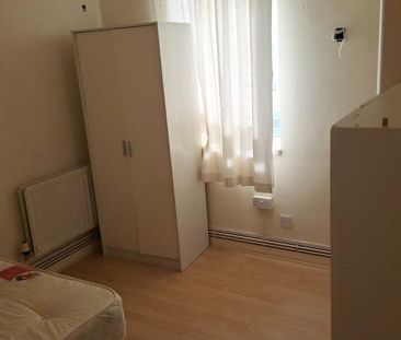 1 bedroom in a flat share to rent - Photo 5