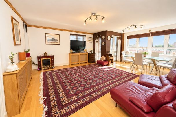 3 Bed Flat, St Davids Square, E14 - Photo 1