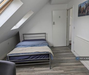 1 bedroom in a house share to rent - Photo 2