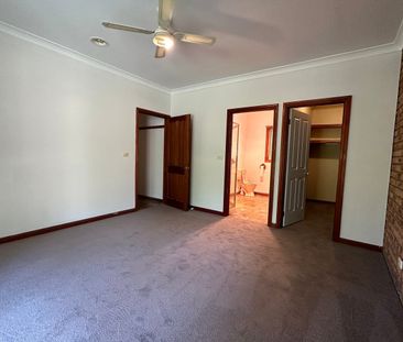 CHARMING AND SPACIOUS FAMILY HOME! - Photo 5